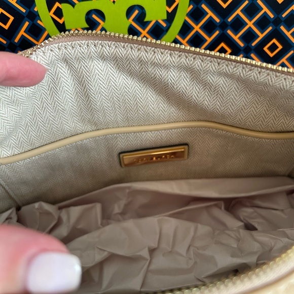 Tory Burch Willa Charms Zip Shoulder Bag Crossbody Bag Soft Serve Gold Tan Cream - Picture 11 of 12